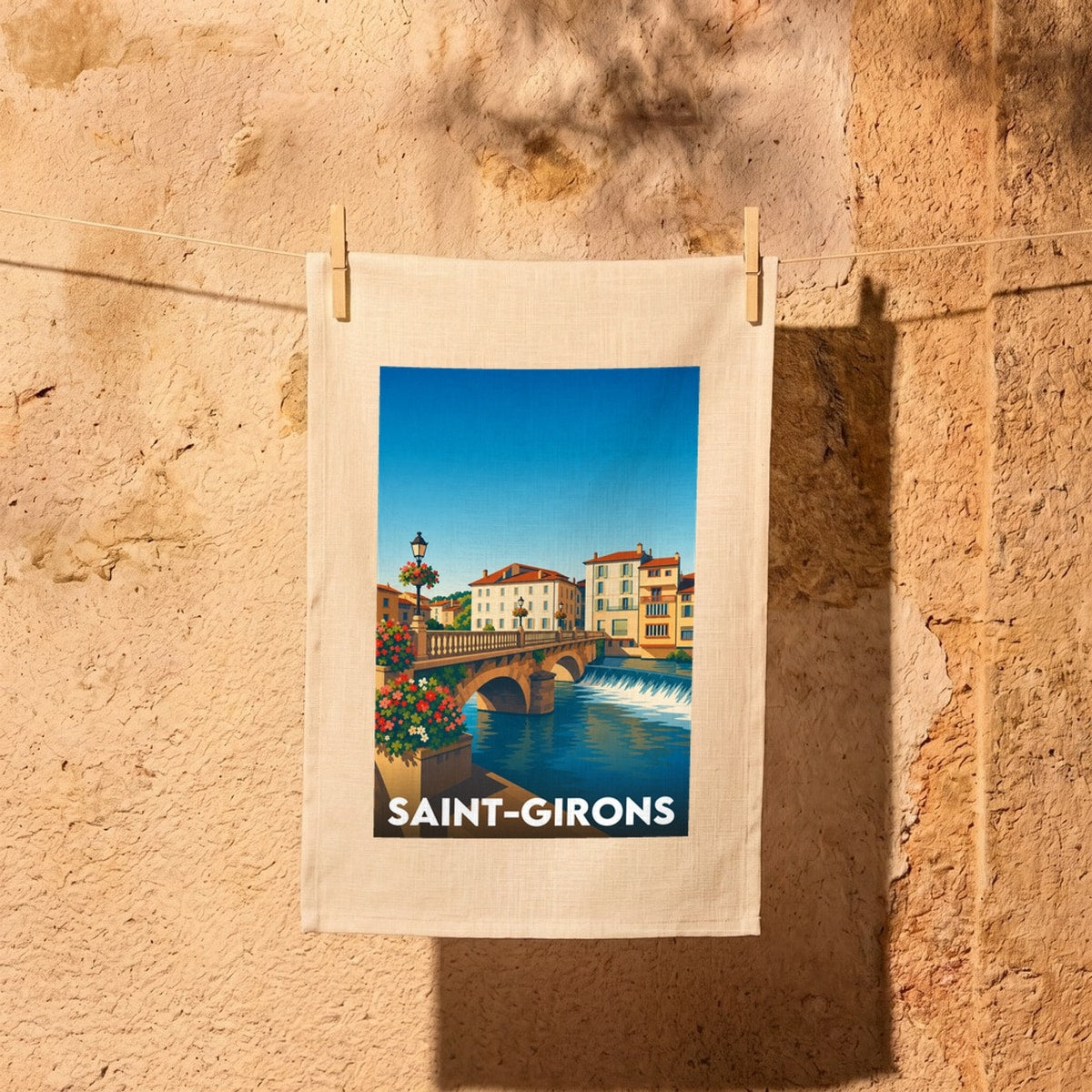 Torchon souvenir de la ville de Saint-Girons avec une illustration stylisée.