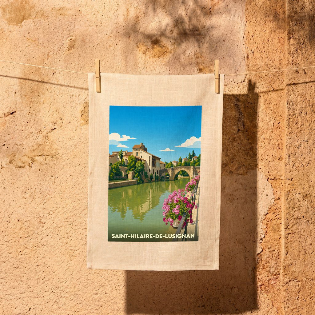 Torchon souvenir de la ville de Saint-Hilaire-de-Lusignan avec une illustration stylisée d'un pont et d'une rivière.