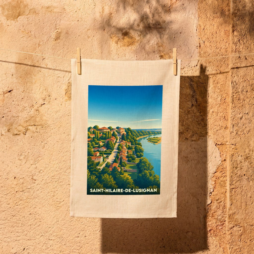 Torchon souvenir de la ville de Saint-Hilaire-de-Lusignan avec une illustration stylisée d'un village en bord de fleuve.