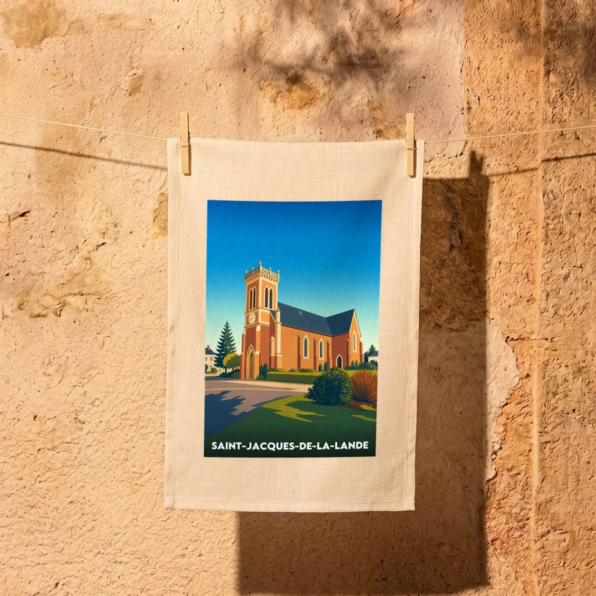 Torchon souvenir de la ville de Saint-Jacques-de-la-Lande avec une illustration stylisée de son église.