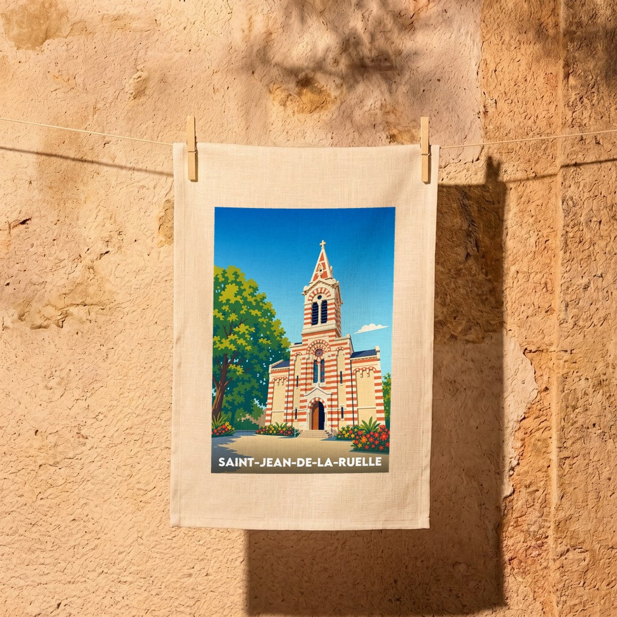 Torchon souvenir de la ville de Saint-Jean-de-la-Ruelle avec une illustration stylisée de son église.