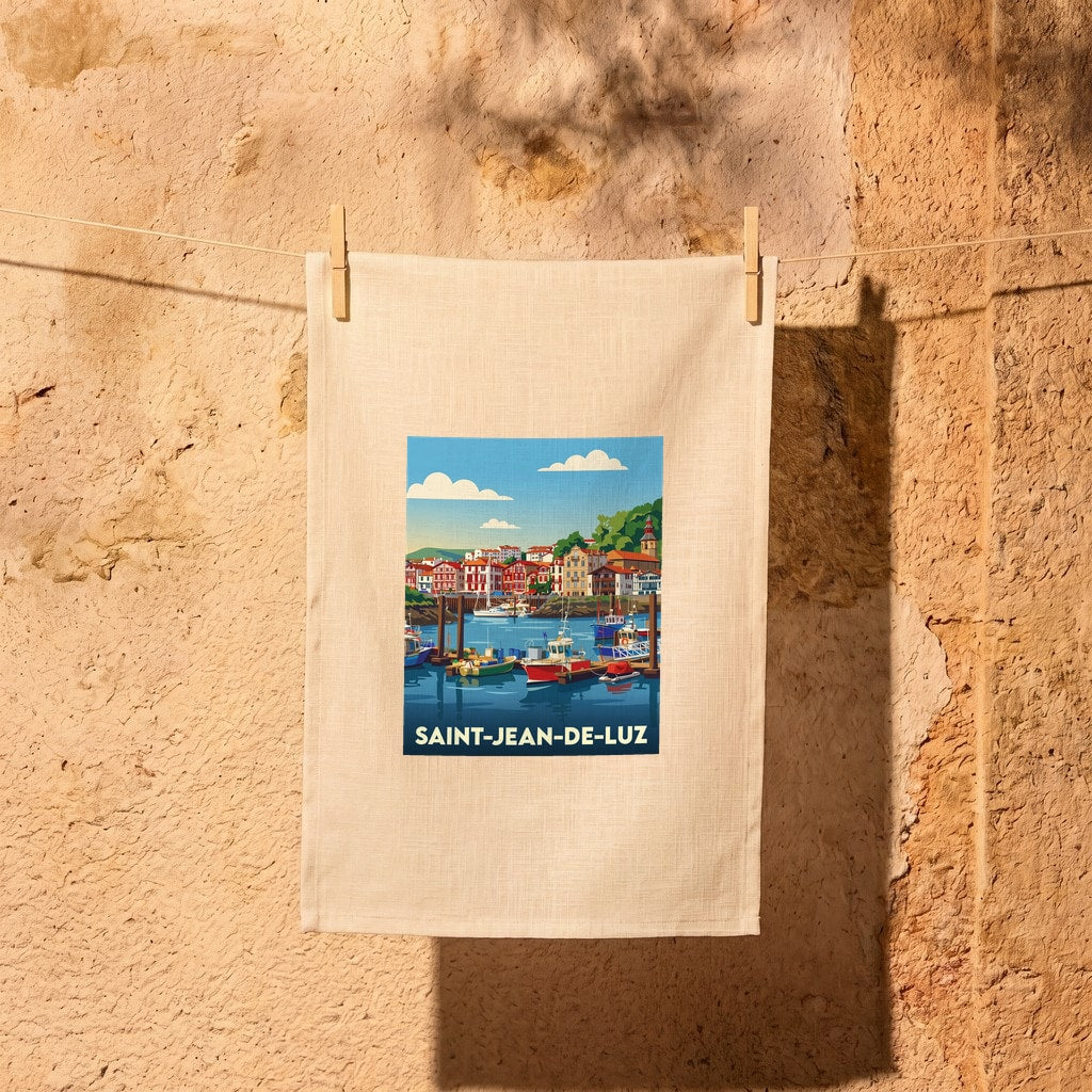 Torchon souvenir de la ville de Saint-Jean-de-Luz avec une illustration stylisée de son port de pêche.