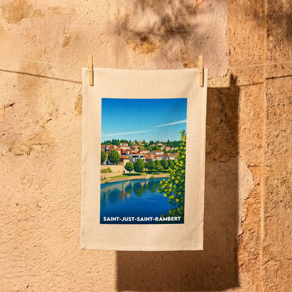 Torchon souvenir de la ville de Saint-Just-Saint-Rambert avec une illustration stylisée des bords de Loire.