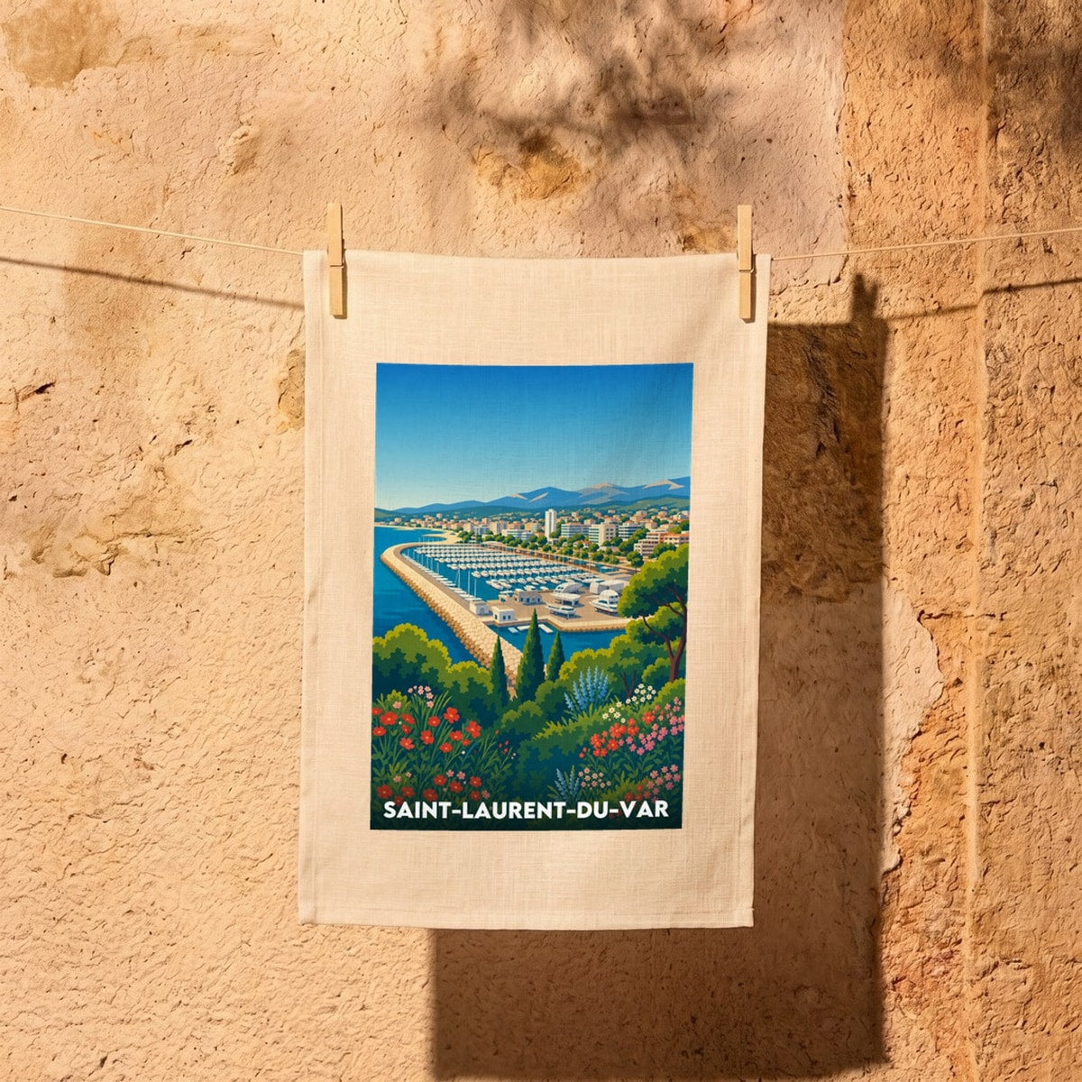 Torchon souvenir de Saint-Laurent-du-Var avec une illustration stylisée de son port de plaisance.