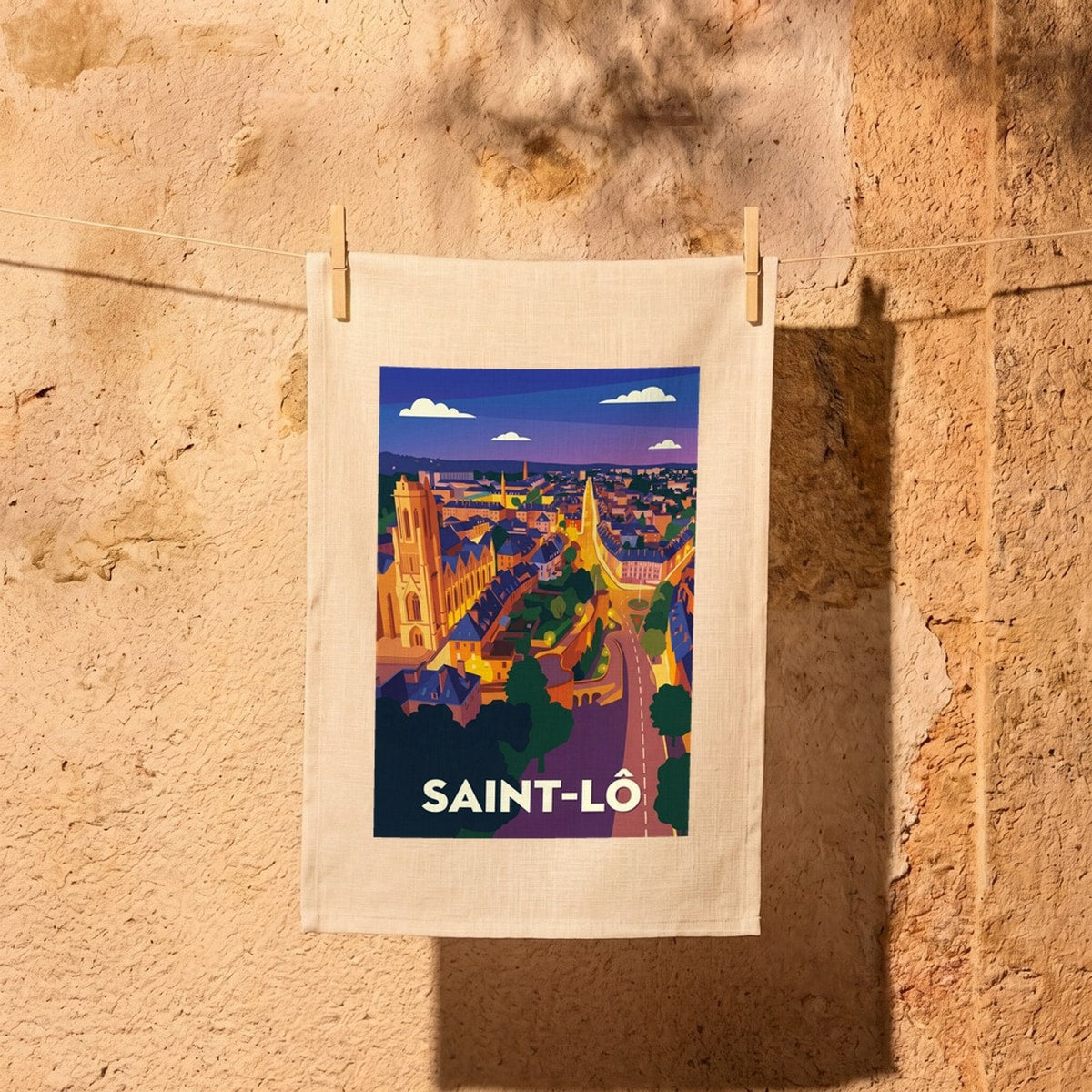 Torchon souvenir de la ville de Saint-Lô avec une illustration stylisée.