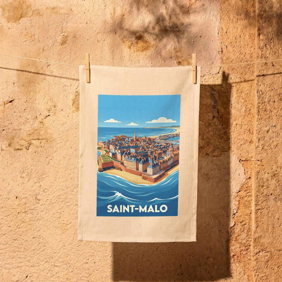 Torchon souvenir de la ville de Saint-Malo avec une illustration stylisée de ses remparts et du littoral.