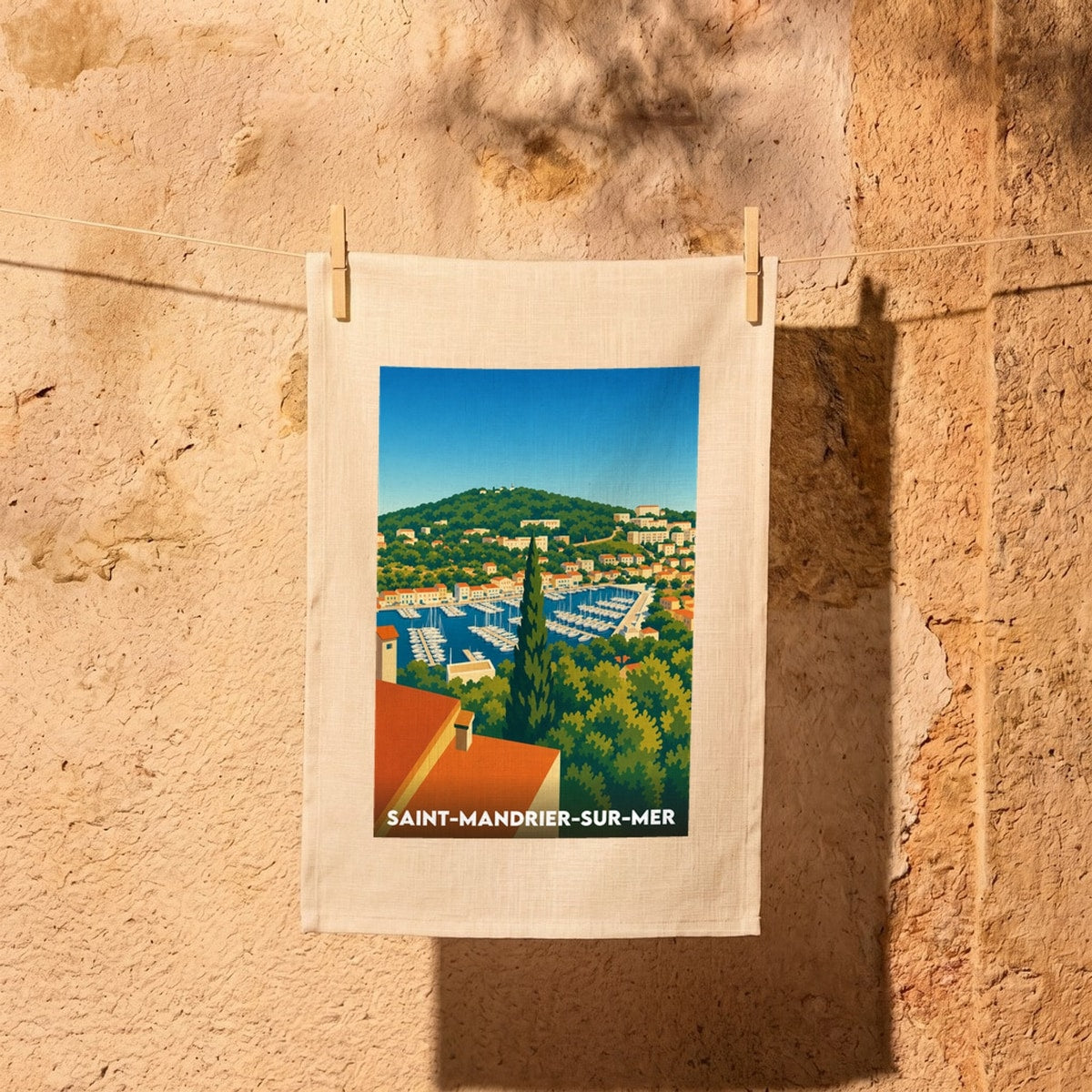 Torchon souvenir de la ville de Saint-Mandrier-sur-Mer avec une illustration stylisée de son port.