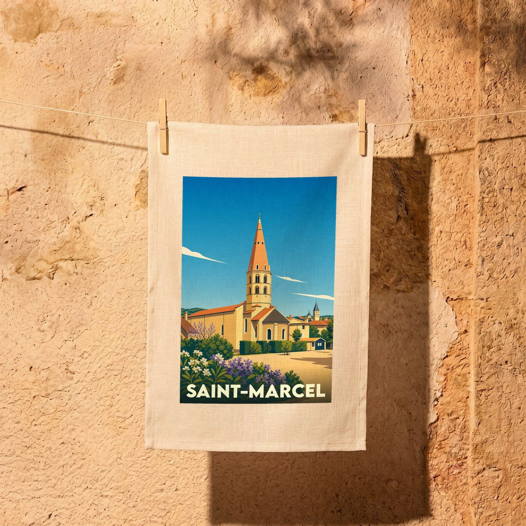 Torchon souvenir de la ville de Saint-Marcel illustré d'une vue stylisée de son église.