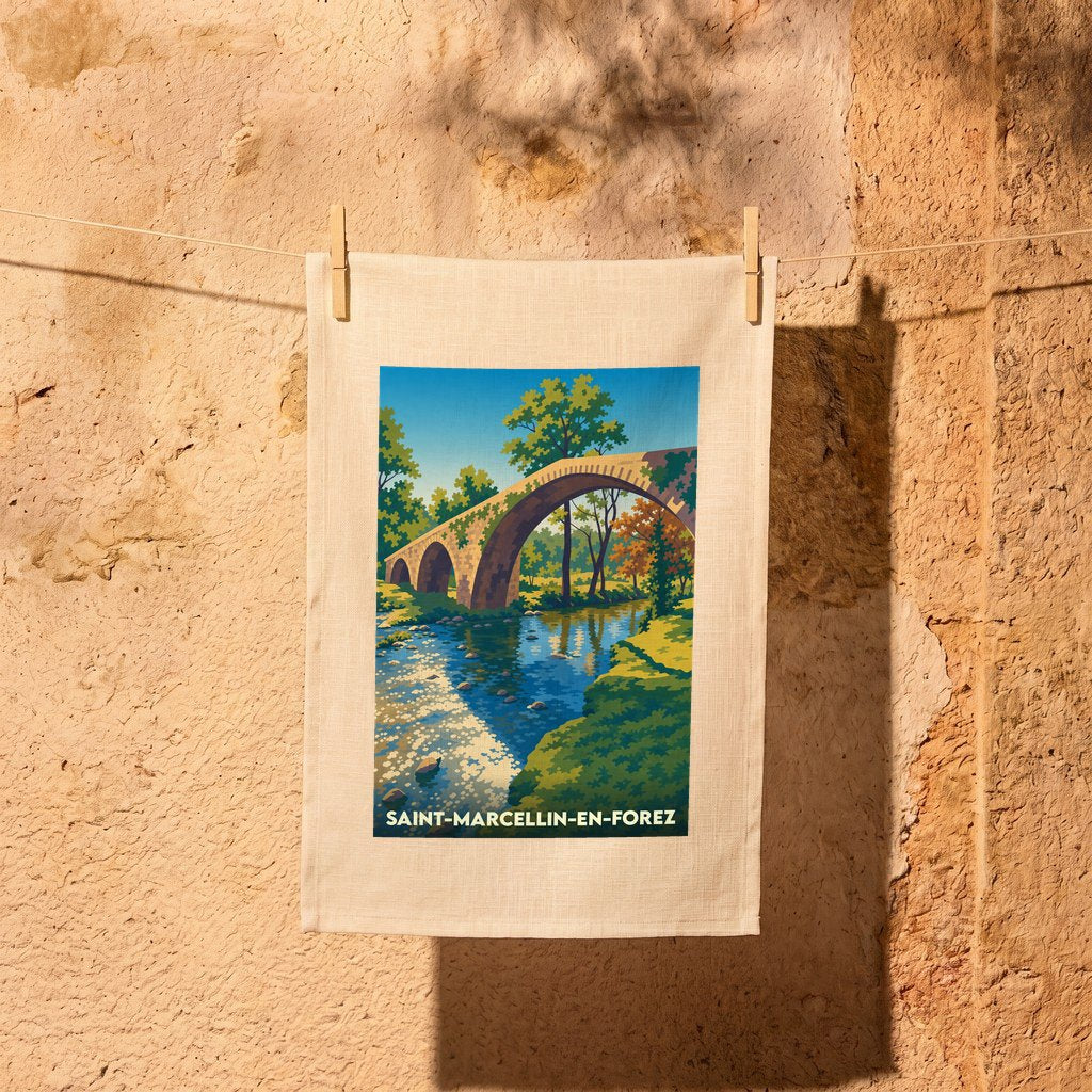Torchon souvenir de la ville de Saint-Marcellin-en-Forez illustré d'un pont médiéval stylisé enjambant une rivière.