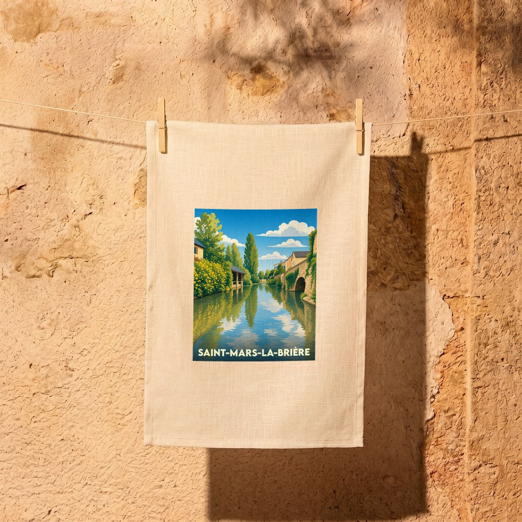 Torchon souvenir de la ville de Saint-Mars-la-Brière illustré d'un paysage de canal stylisé.