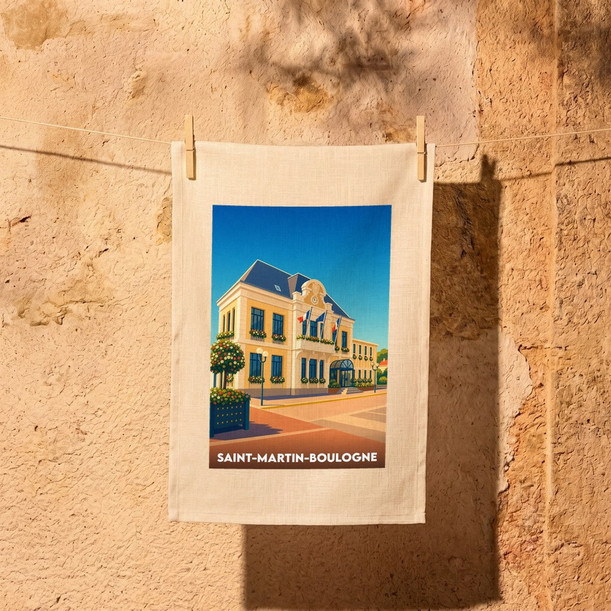 Torchon souvenir de Saint-Martin-Boulogne illustré d'une vue stylisée de son hôtel de ville.