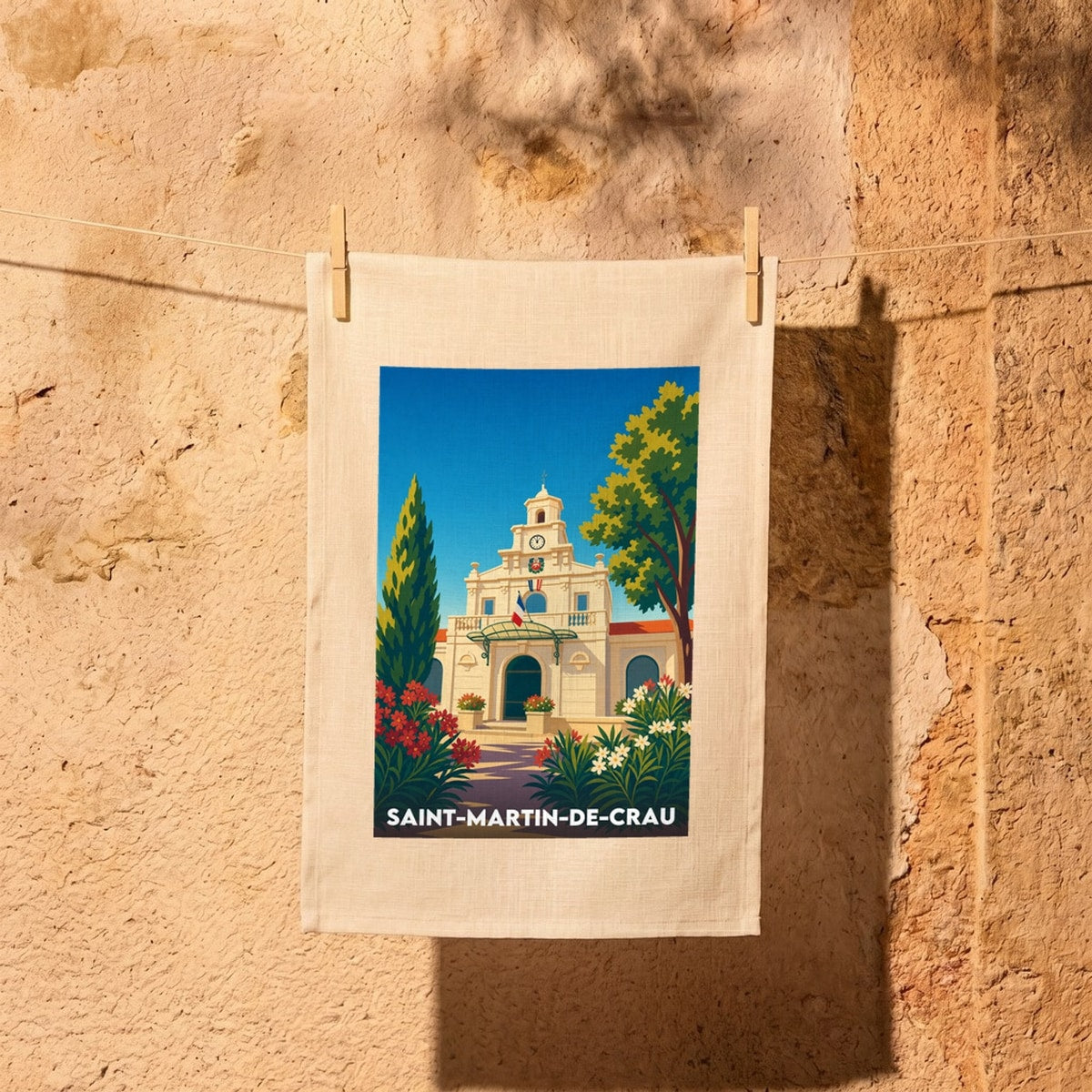 Torchon souvenir de la ville de Saint-Martin-de-Crau avec une illustration stylisée de son hôtel de ville.