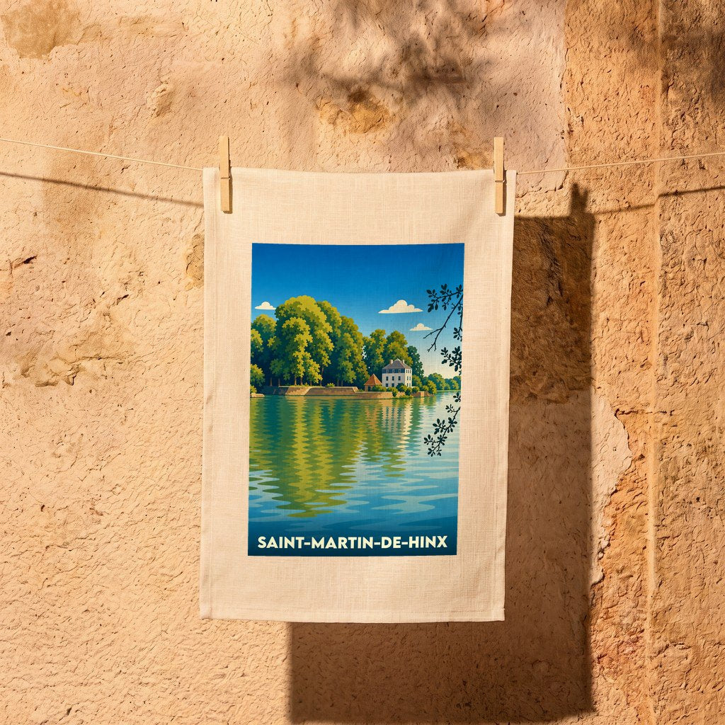 Torchon souvenir de la ville de Saint-Martin-de-Hinx avec une illustration stylisée d'un paysage lacustre.