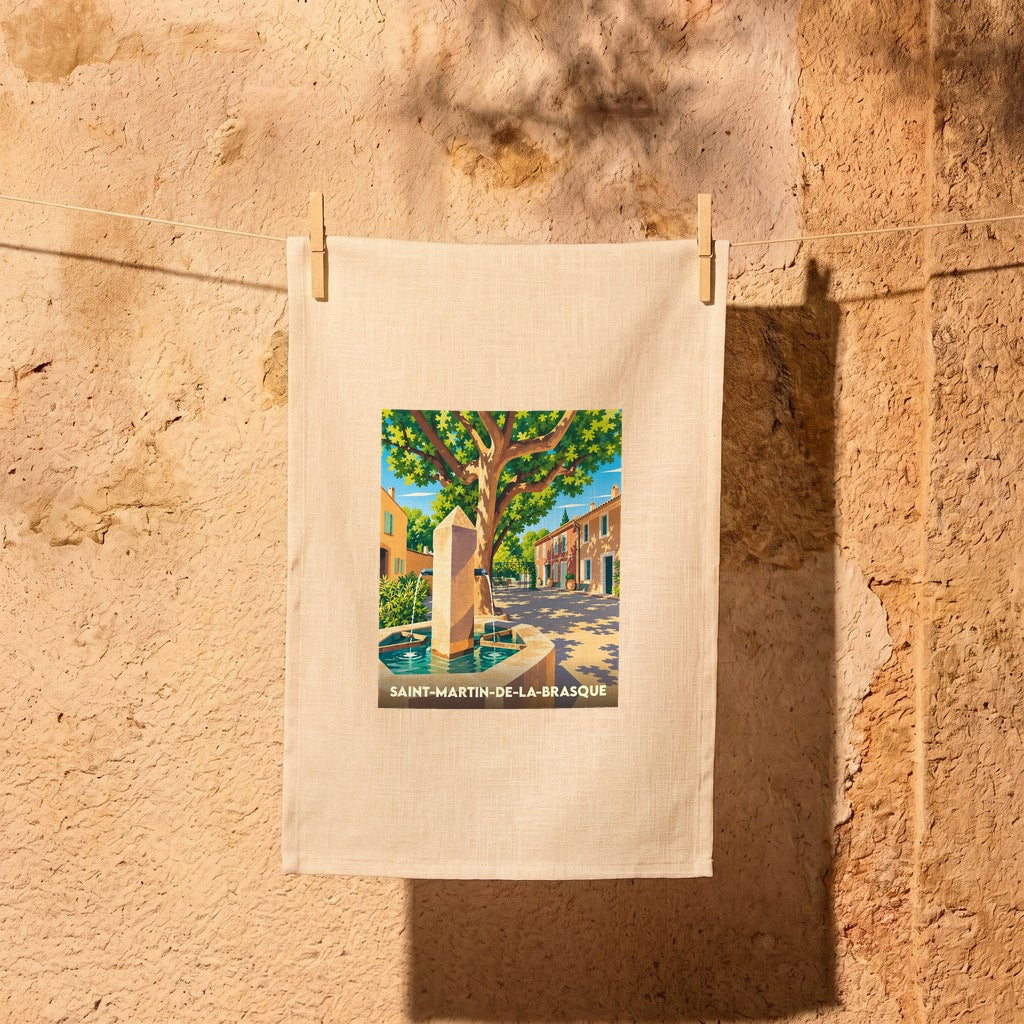 Torchon souvenir de la ville de Saint-Martin-de-la-Brasque avec une illustration stylisée d'une fontaine et d'un platane.