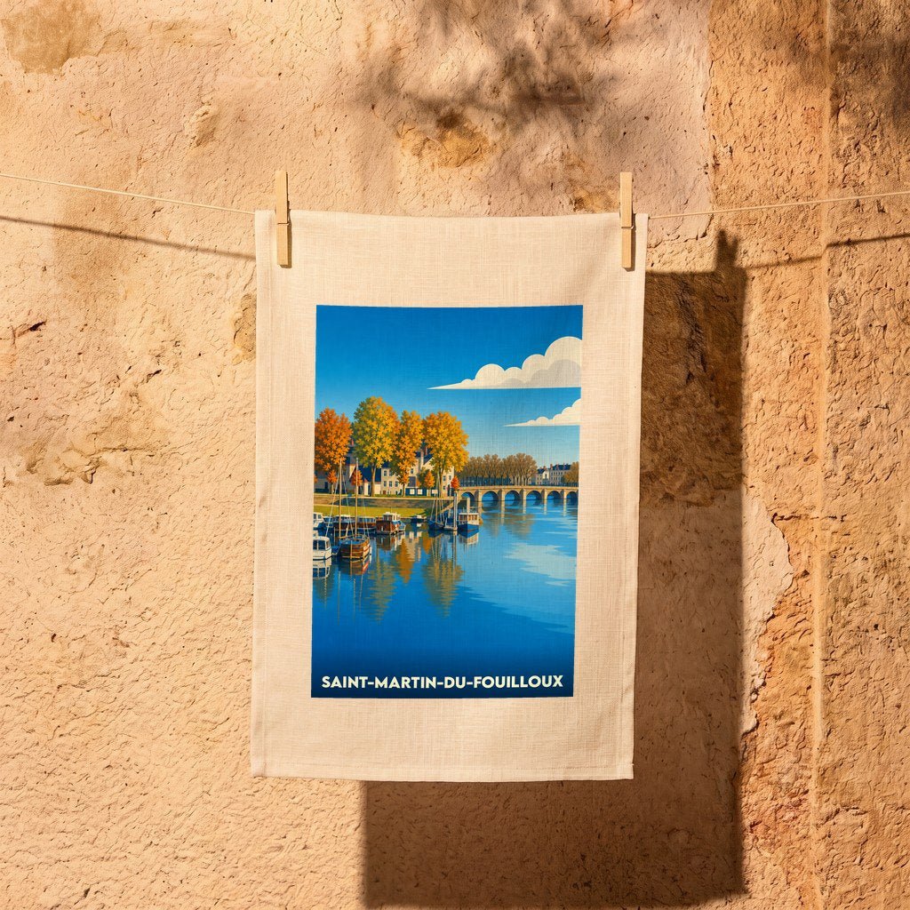 Torchon souvenir de la ville de Saint-Martin-du-Fouilloux avec une illustration stylisée d'un paysage fluvial.
