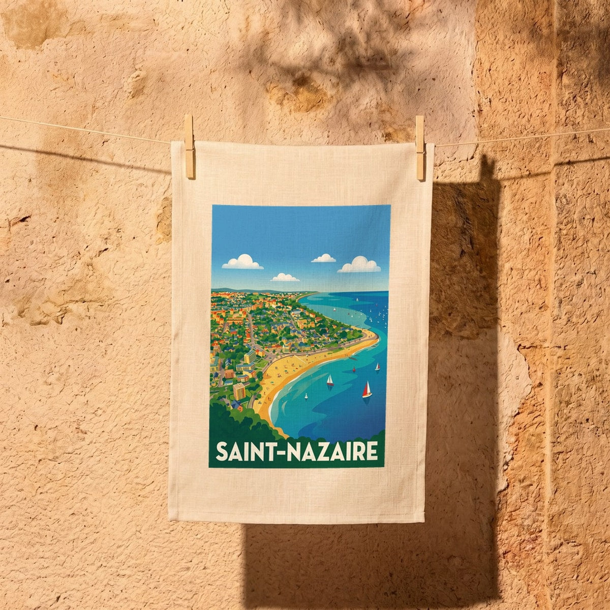 Torchon souvenir de la ville de Saint-Nazaire avec une illustration stylisée du littoral.