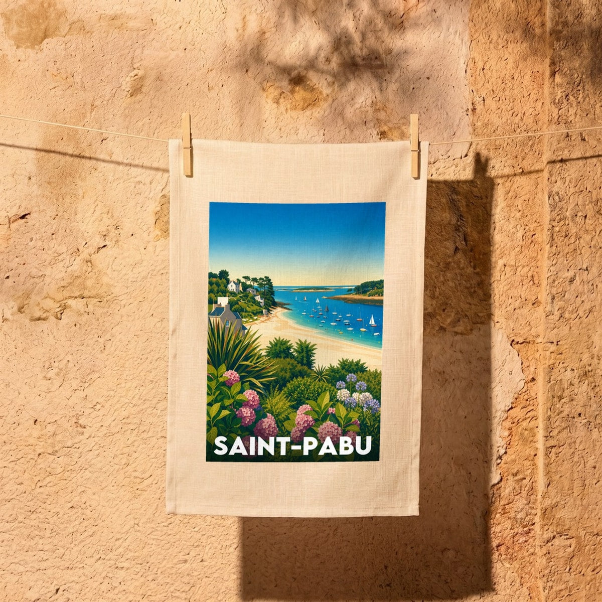 Torchon souvenir de la ville de Saint-Pabu avec une illustration côtière stylisée.