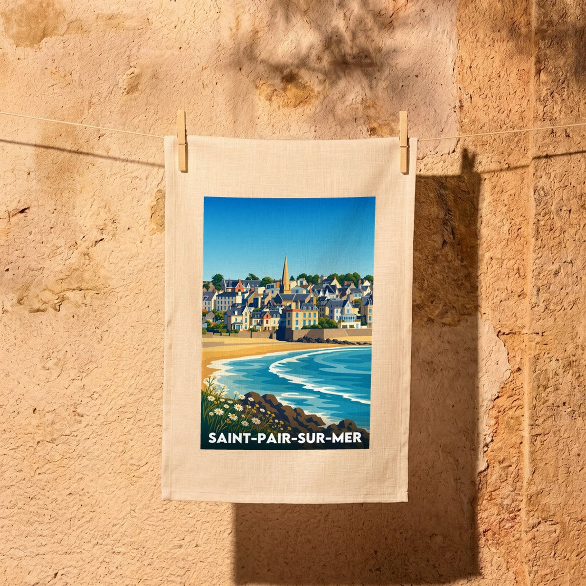 Torchon souvenir de la ville de Saint-Pair-sur-Mer avec une illustration stylisée.