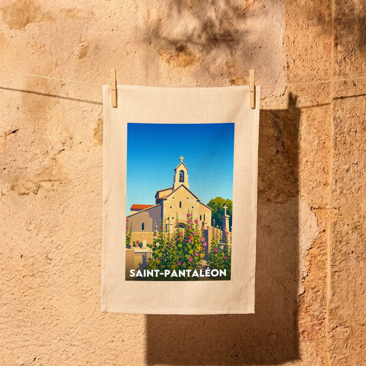 Torchon souvenir de la ville de Saint-Pantaléon avec une illustration stylisée de son église.