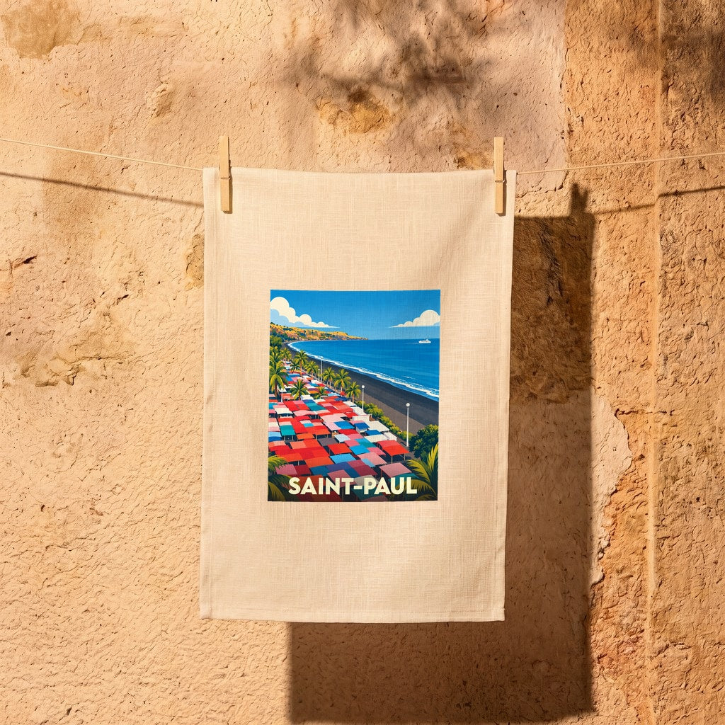 Torchon souvenir de la ville de Saint-Paul avec une illustration colorée de son marché en bord de mer.