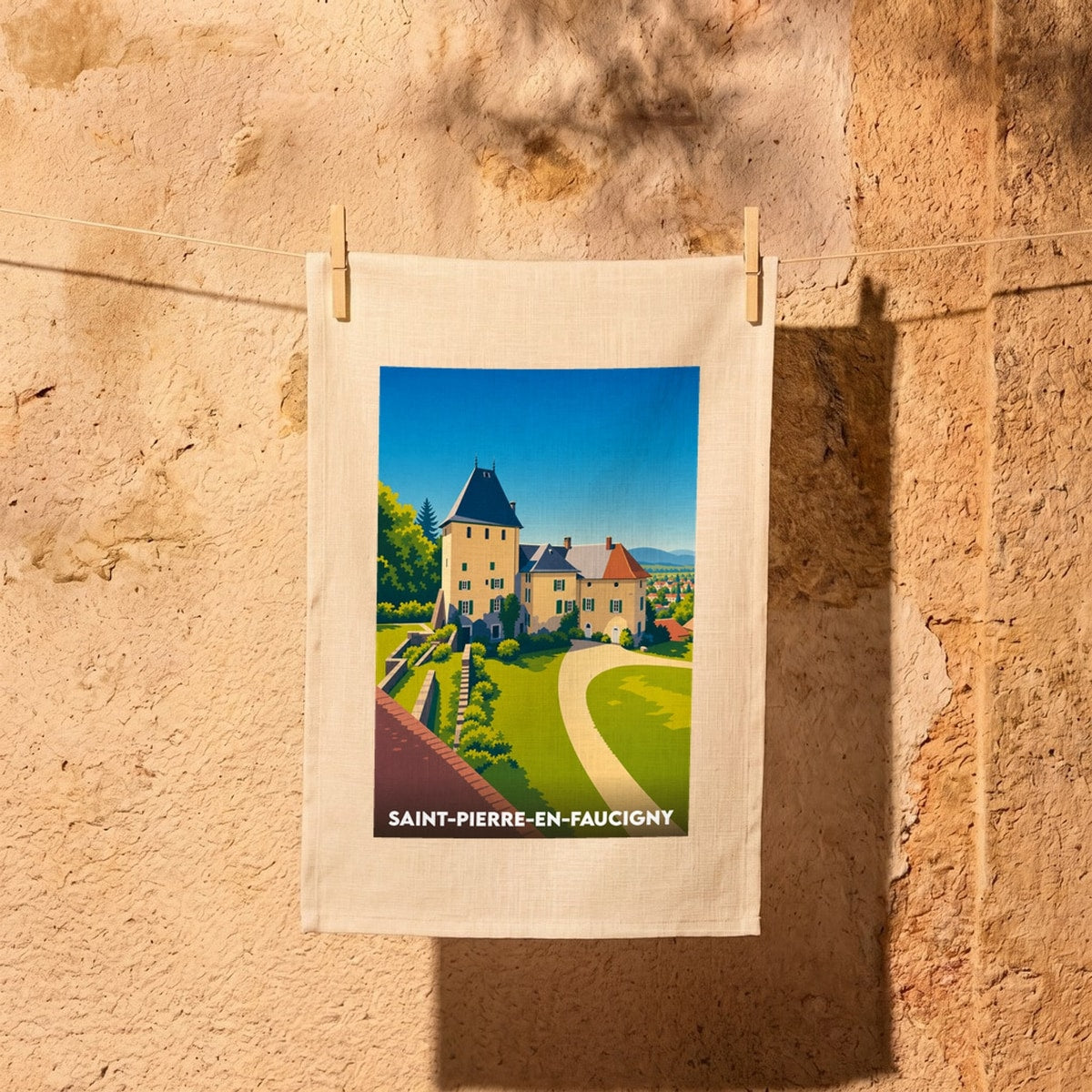 Torchon souvenir de la ville de Saint-Pierre-en-Faucigny avec une illustration stylisée d'un château.