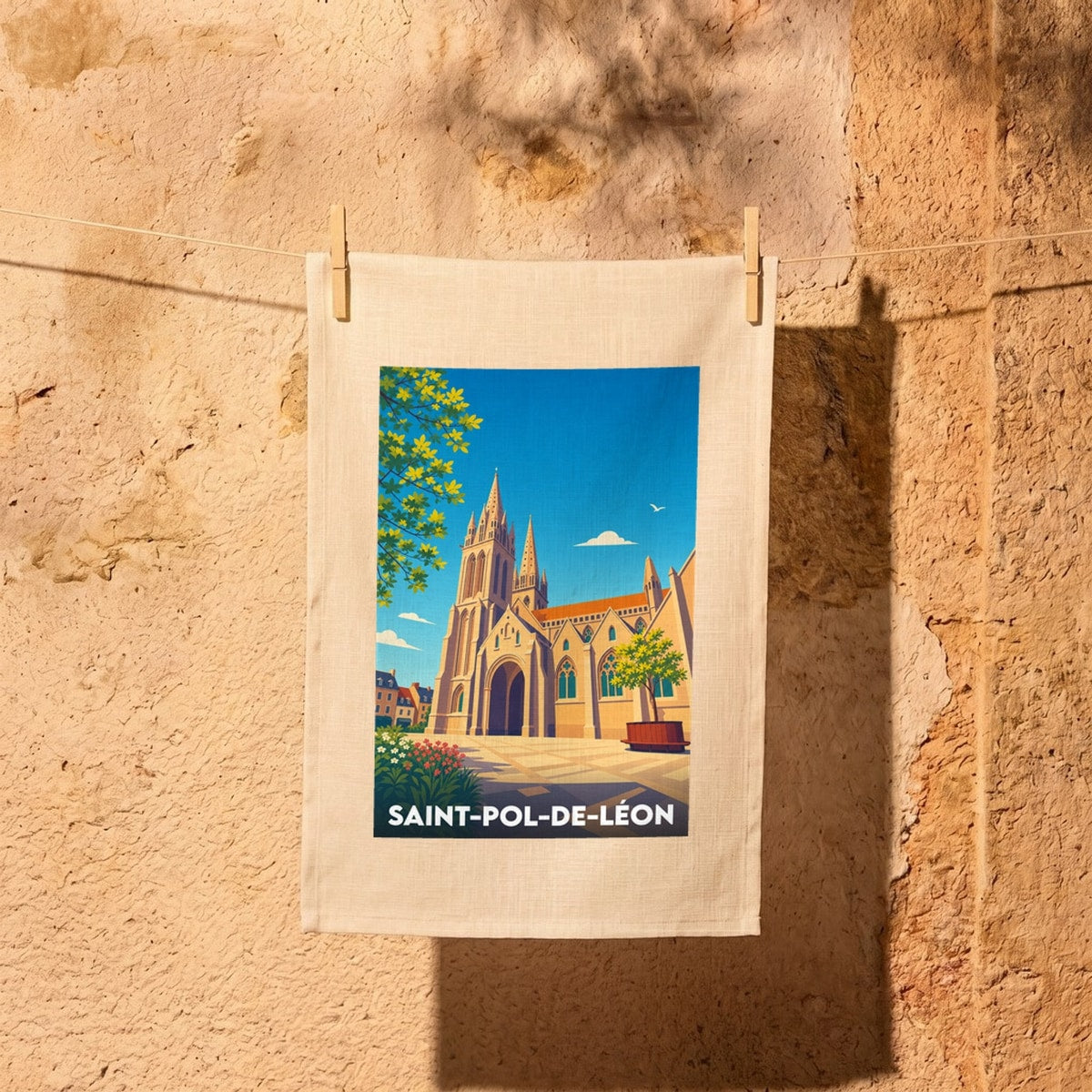 Torchon souvenir de la ville de Saint-Pol-de-Léon avec une illustration stylisée de sa cathédrale.