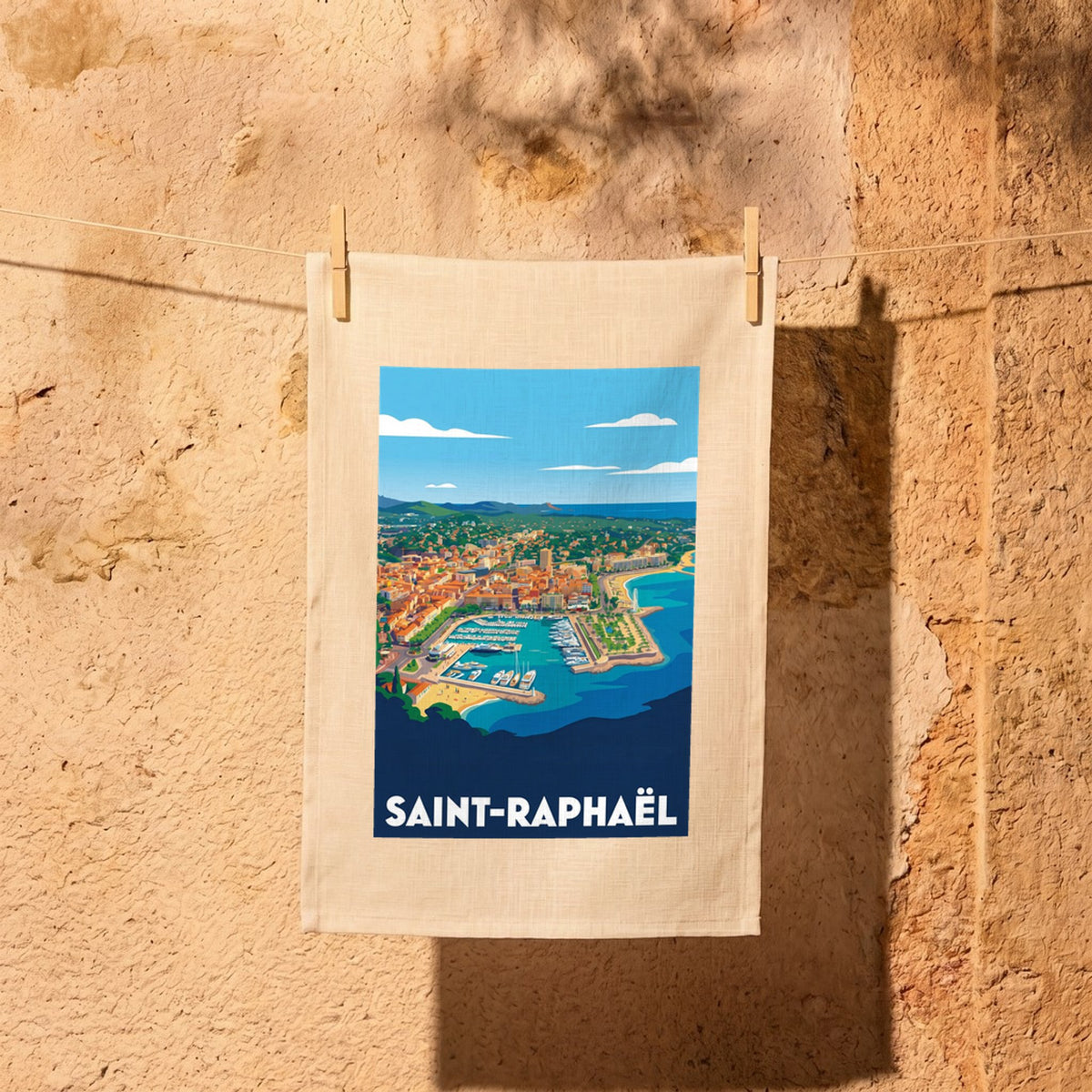 Torchon souvenir de la ville de Saint-Raphaël avec une illustration panoramique stylisée.