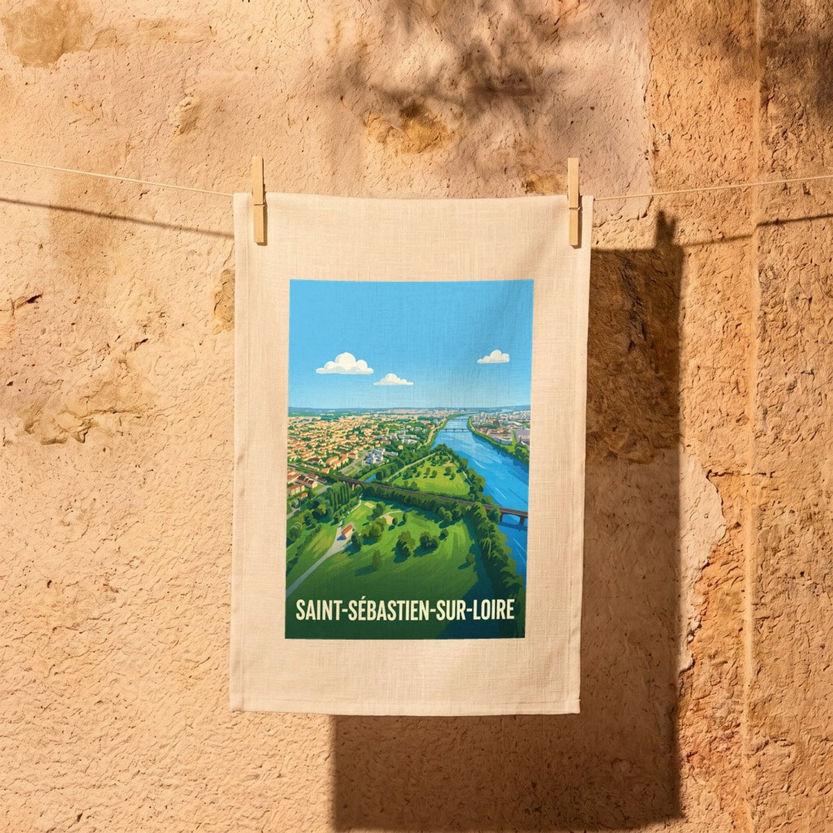 Torchon souvenir de la ville de Saint-Sébastien-sur-Loire avec une illustration stylisée.