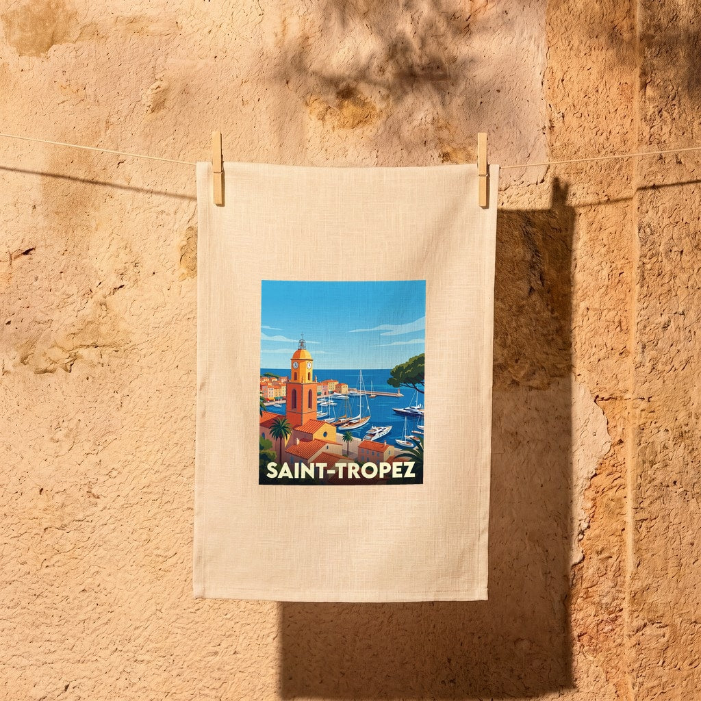 Torchon souvenir de la ville de Saint-Tropez avec une illustration stylisée du port et de son célèbre clocher.
