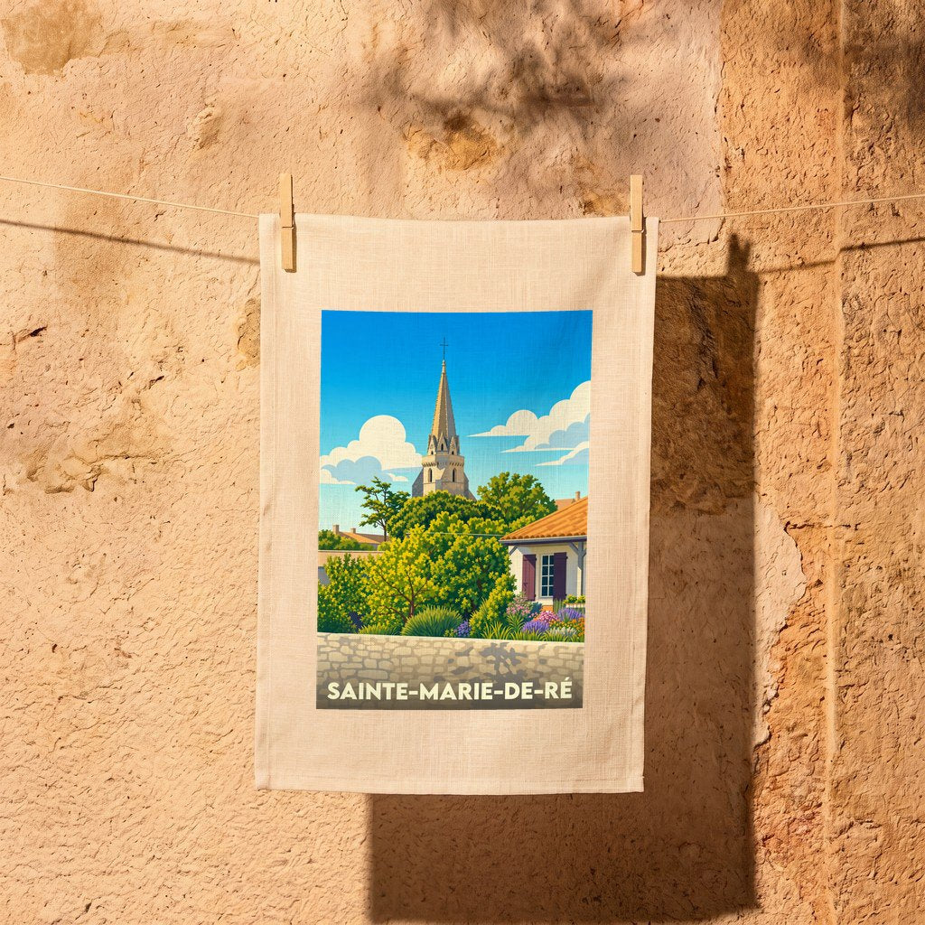 Torchon souvenir de la ville de Sainte-Marie-de-Ré avec une illustration stylisée d'un clocher et de maisons fleuries.