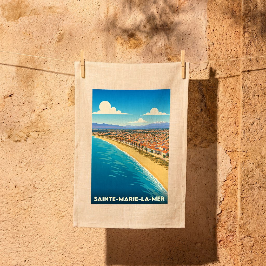 Torchon souvenir de Sainte-Marie-la-Mer orné d'une illustration stylisée de son front de mer et de sa plage.
