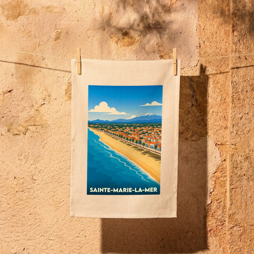 Torchon souvenir de Sainte-Marie-la-Mer avec une illustration stylisée du littoral et de la ville.