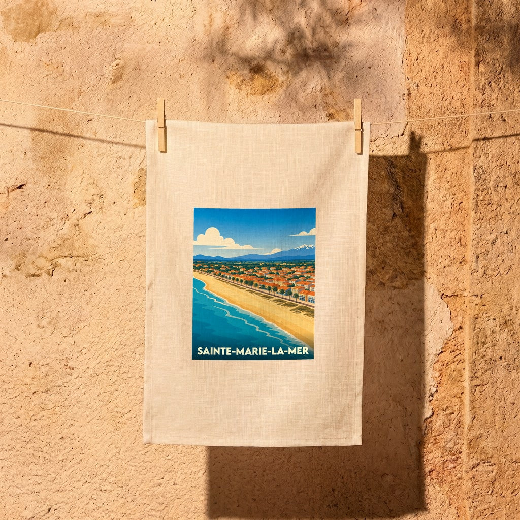Torchon souvenir de Sainte-Marie-la-Mer avec une illustration stylisée du littoral et de la ville.
