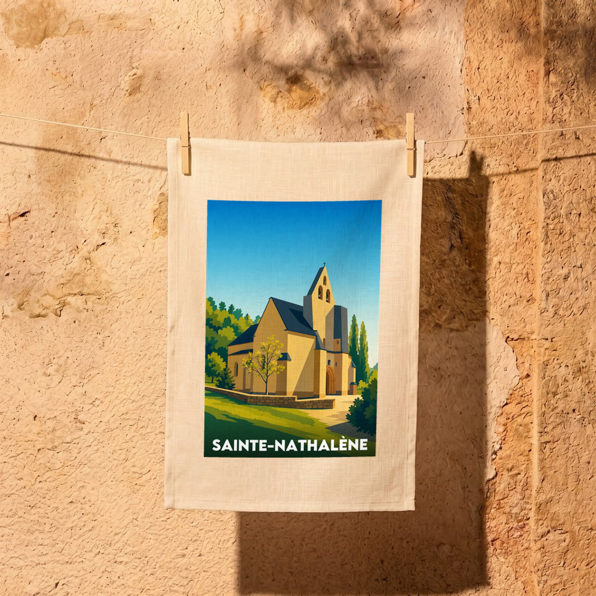 Torchon souvenir de la ville de Sainte-Nathalène avec une illustration stylisée.