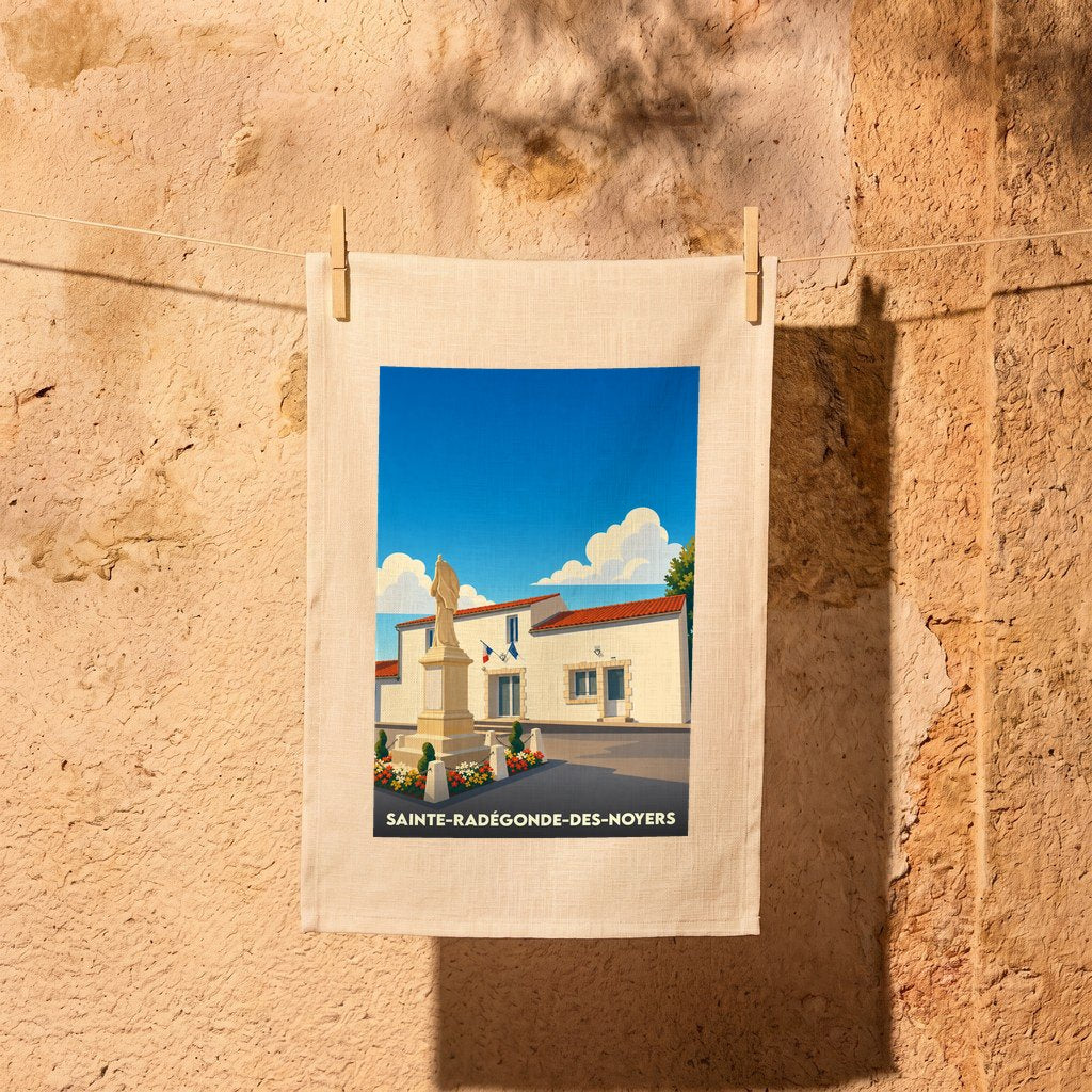 Torchon souvenir de Sainte-Radégonde-des-Noyers avec une illustration stylisée de la mairie et de son monument.