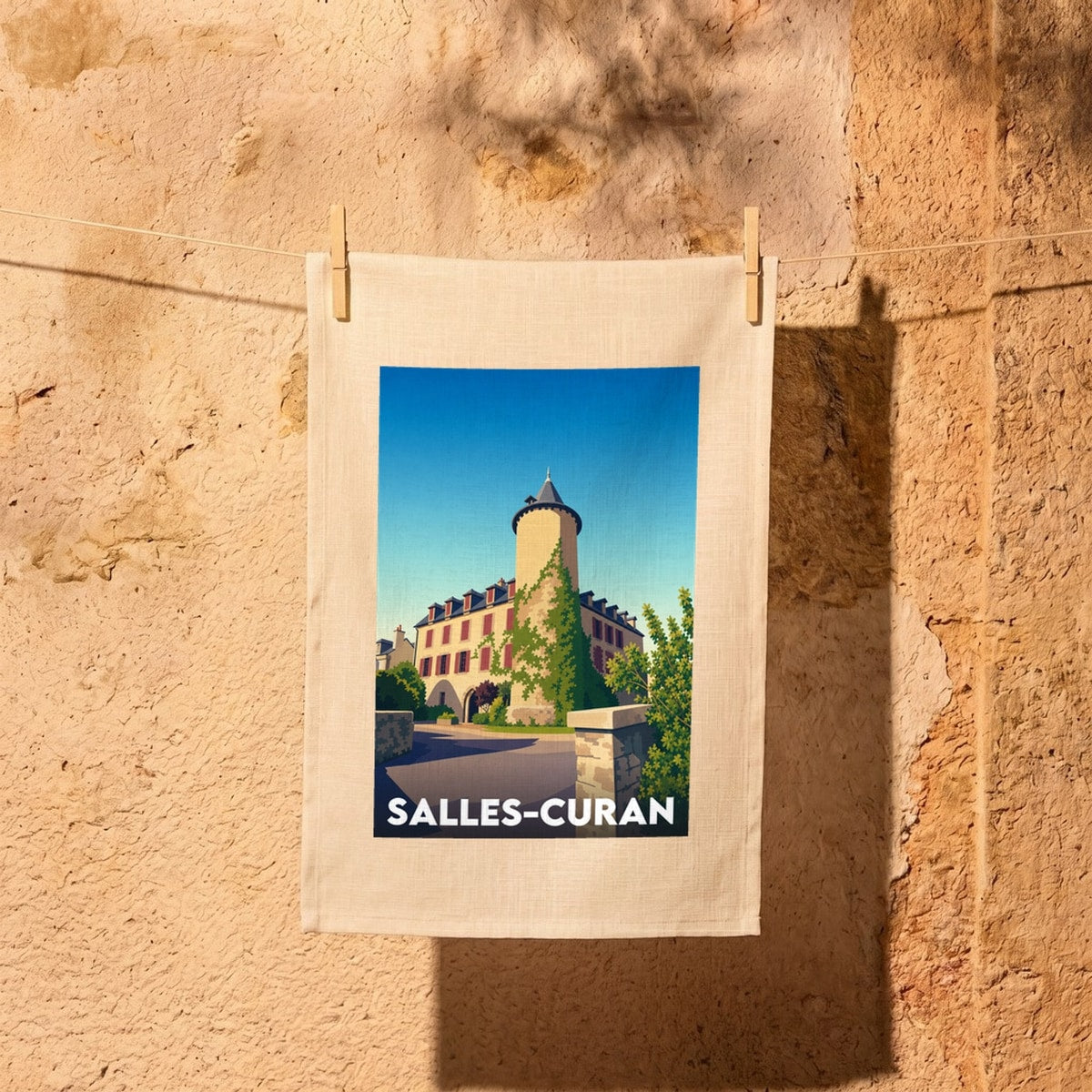 Torchon souvenir de la ville de Salles-Curan avec une illustration stylisée.