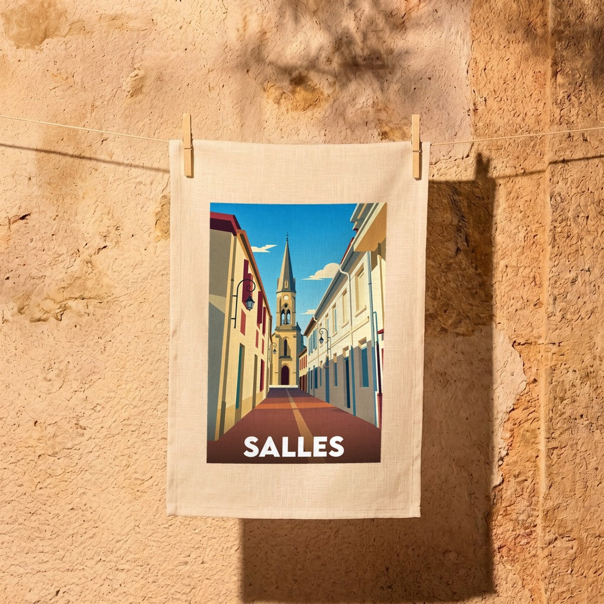 Torchon souvenir de la ville de Salles illustrant une ruelle menant à l'église.