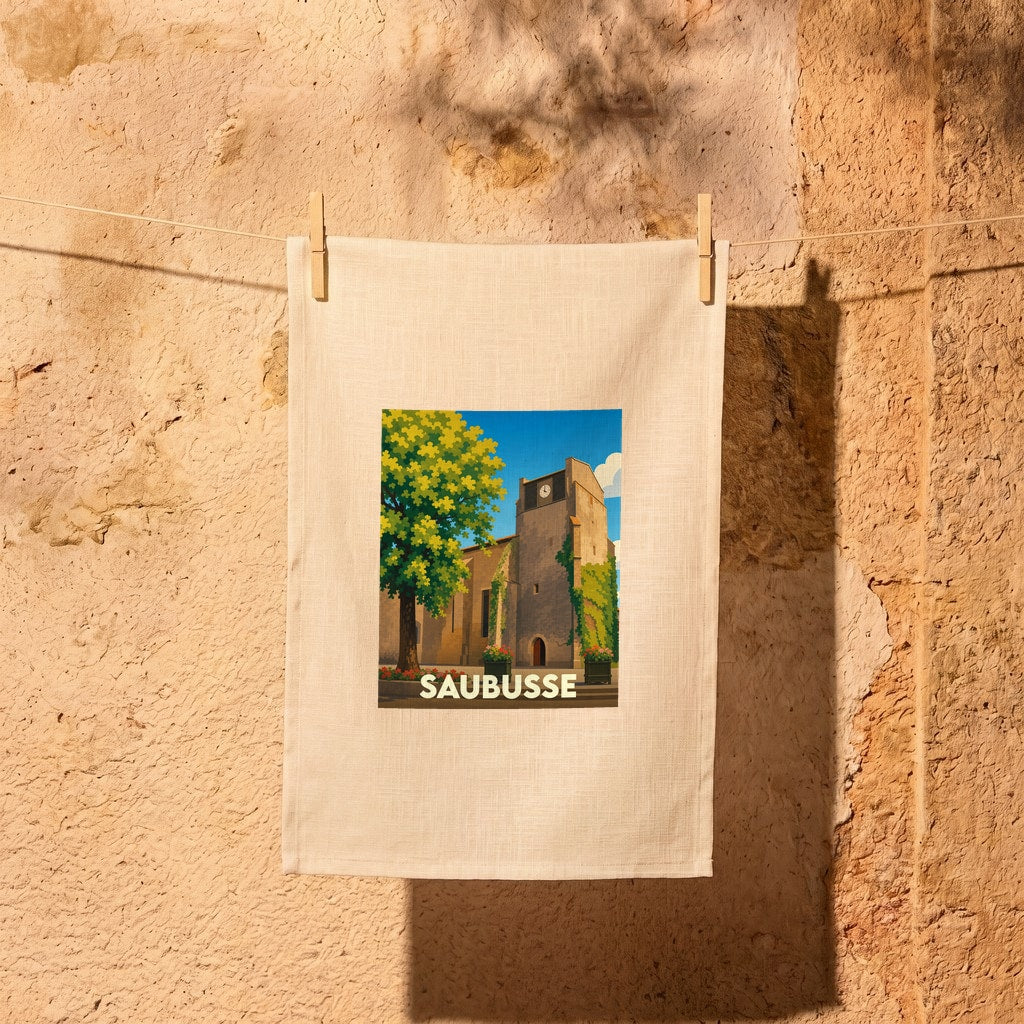 Torchon souvenir de la ville de Saubusse illustrant son église et un grand chêne sous un ciel bleu.