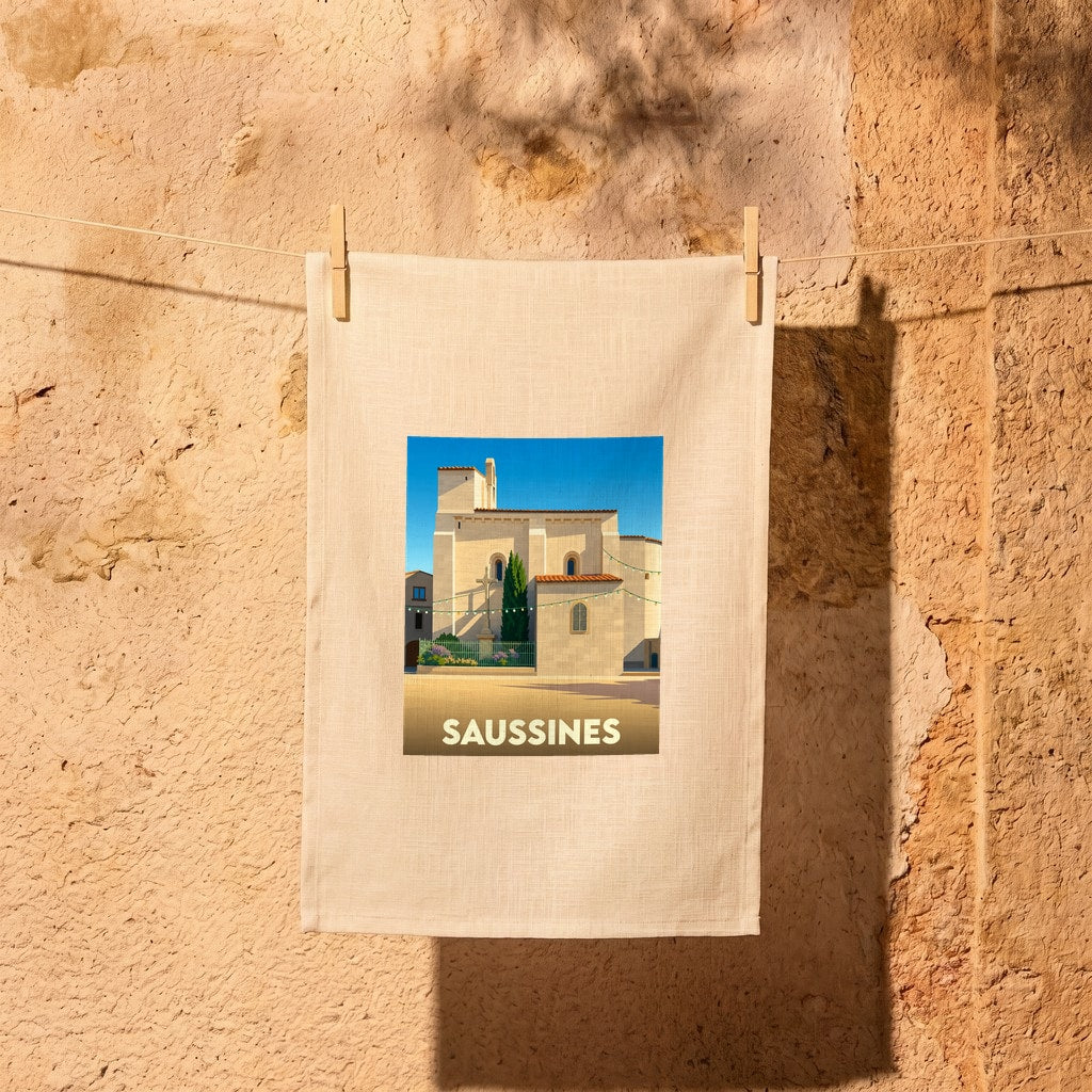 Torchon souvenir de la ville de Saussines avec une illustration stylisée d'une église sous un ciel bleu.