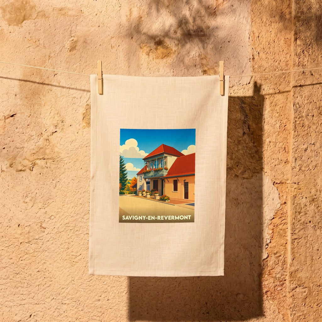 Torchon souvenir de la ville de Savigny-en-Revermont avec une illustration stylisée.