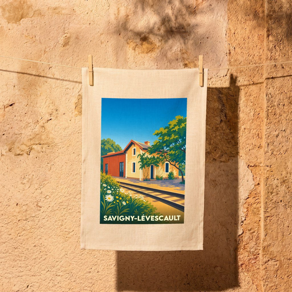 Torchon de cuisine souvenir de la ville de Savigny-Lévescault avec une illustration stylisée de sa gare.