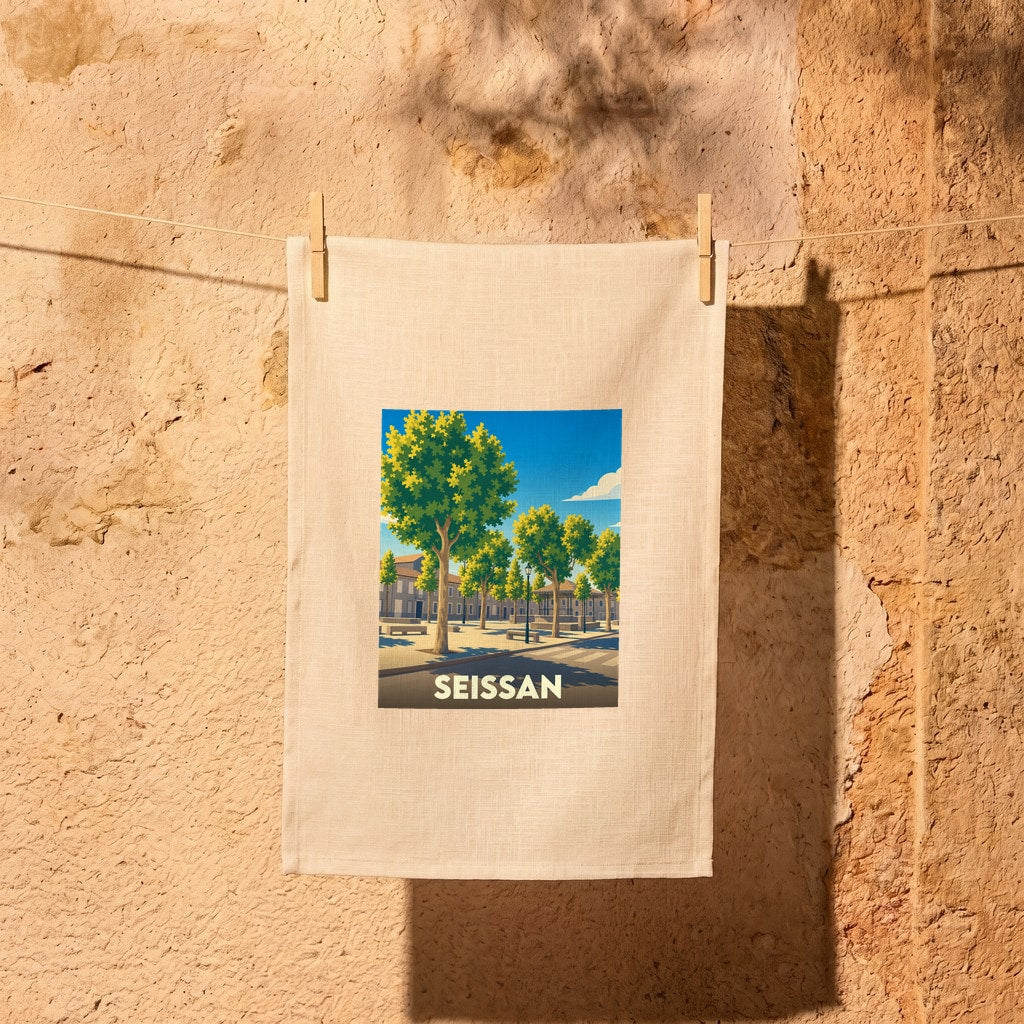 Torchon souvenir de la ville de Seissan illustré d'une place ensoleillée bordée d'arbres.