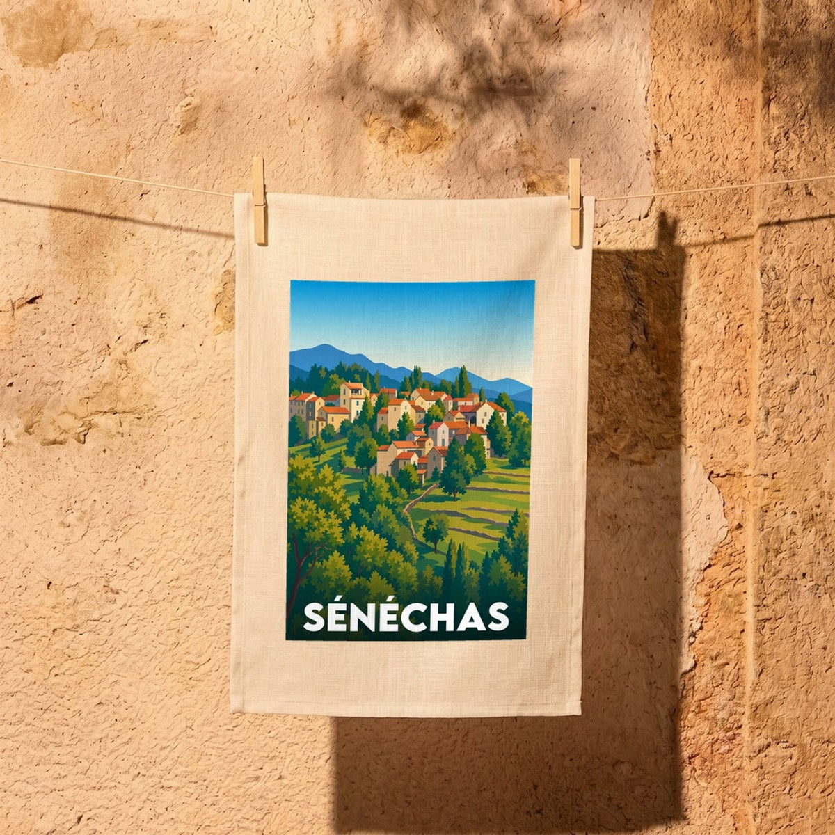 Torchon souvenir de la ville de Sénéchas avec une illustration stylisée du village.