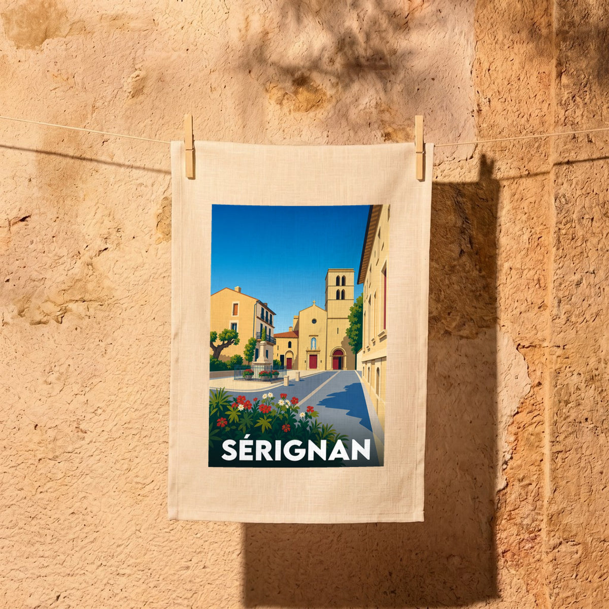 Torchon souvenir de la ville de Sérignan avec une illustration stylisée de sa place principale.