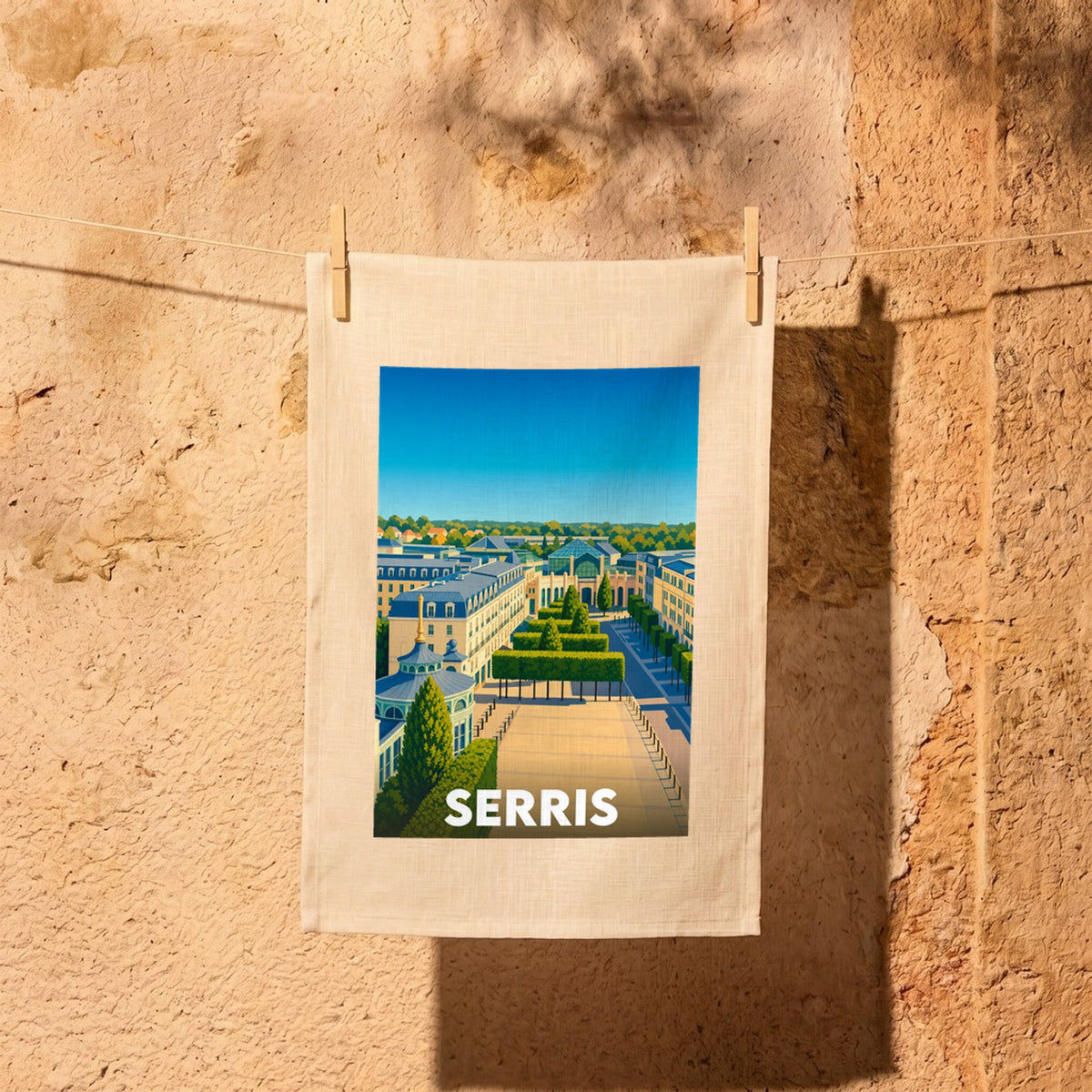 Torchon souvenir de la ville de Serris orné d'une illustration stylisée de son architecture urbaine et de ses jardins.