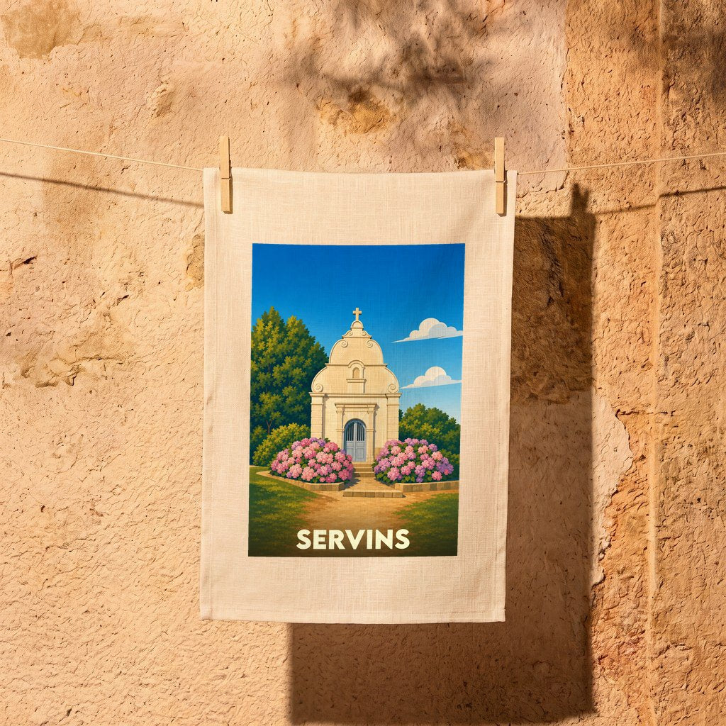 Torchon souvenir de la ville de Servins illustré d'une chapelle entourée de fleurs, épinglé sur un fil à linge.