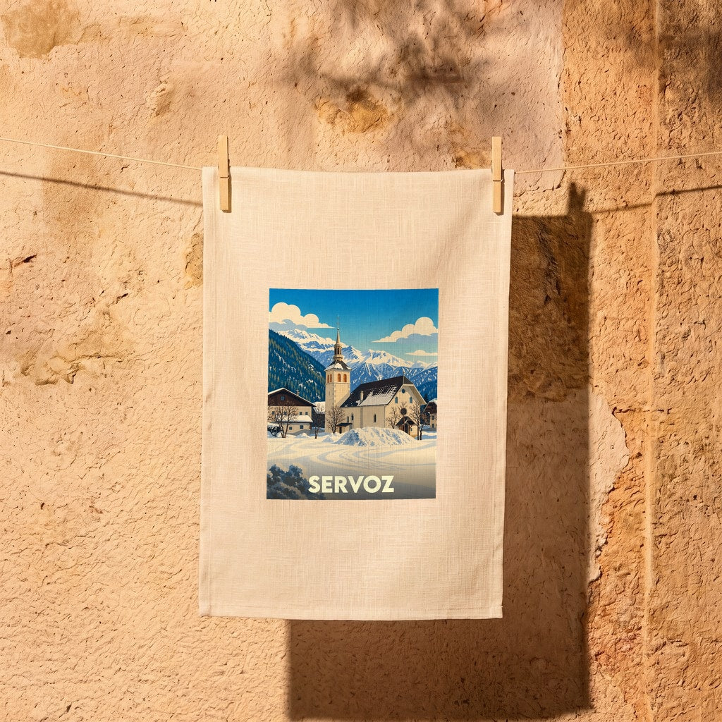 Torchon souvenir de la ville de Servoz illustré d'un paysage de montagne enneigé et d'une église.