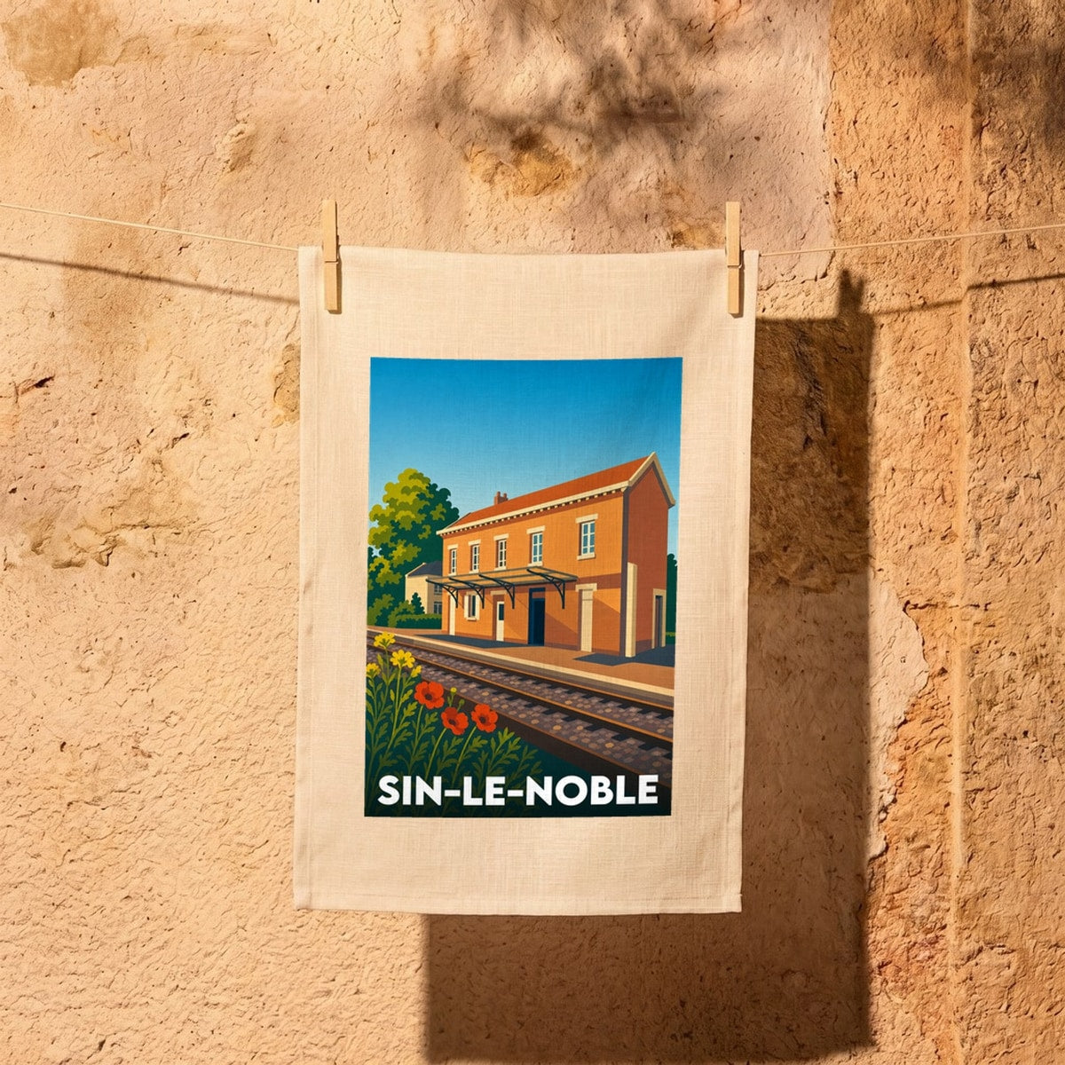 Torchon souvenir de la ville de Sin-le-Noble avec une illustration stylisée de sa gare.