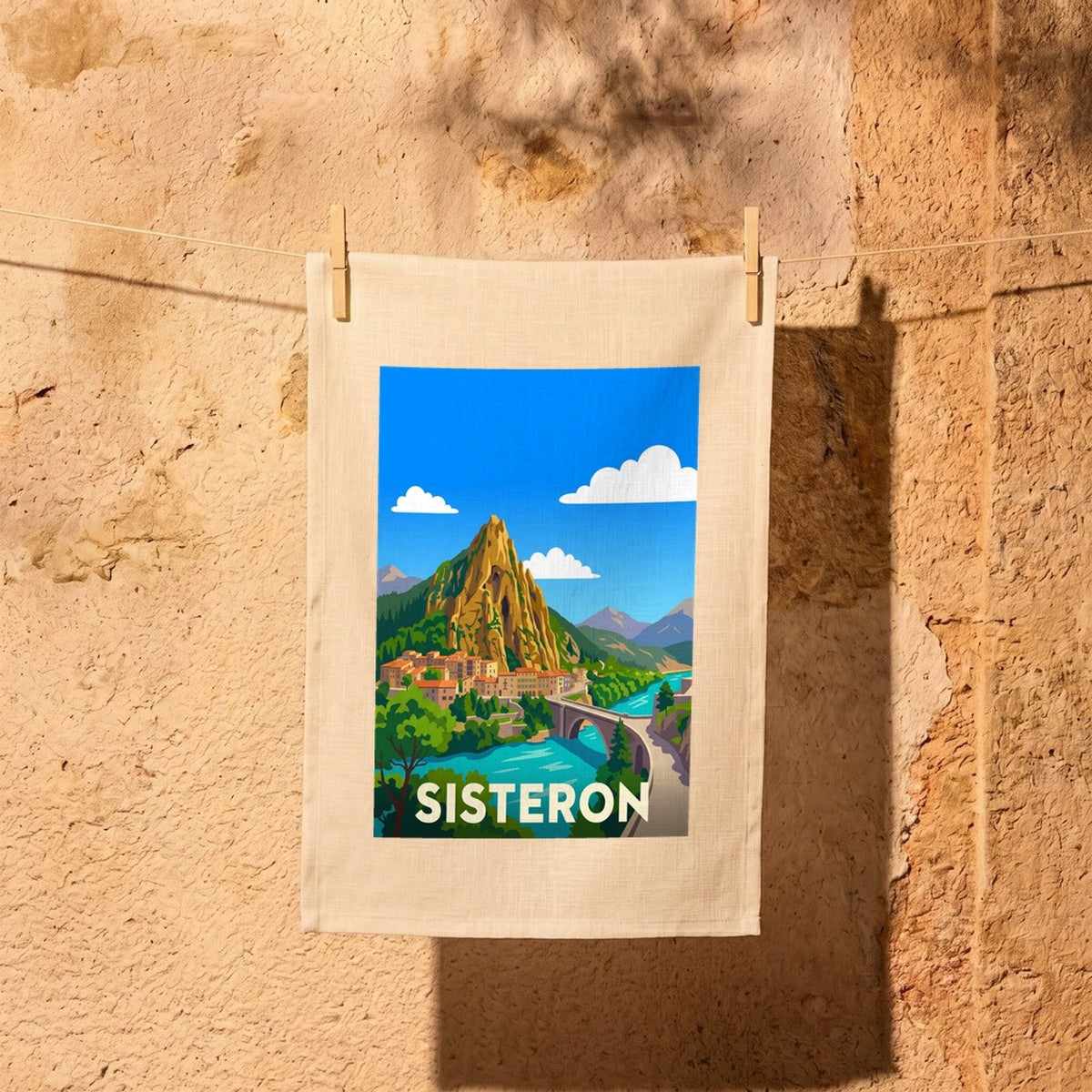 Torchon souvenir de la ville de Sisteron avec une illustration stylisée de son paysage emblématique.