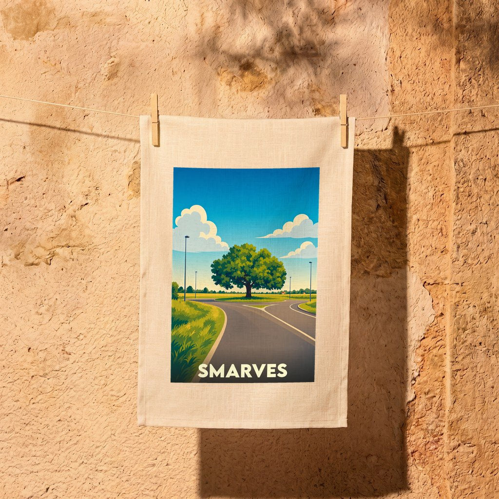 Torchon souvenir de la ville de Smarves illustré d'un paysage stylisé avec une route et un arbre.